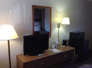 TV a/nebo společenská místnost v ubytování Super 8 by Wyndham Winchester VA
