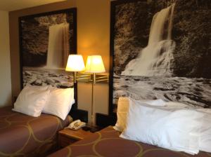 um quarto de hotel com duas camas e duas lâmpadas em Super 8 by Wyndham Winchester VA em Winchester