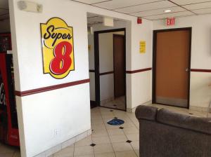 Posezení v ubytování Super 8 by Wyndham Winchester VA