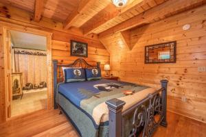 Кровать или кровати в номере OVER THE MOUNTAIN - Smoky Mountain View Cabin