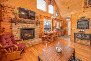 Gallery image of OVER THE MOUNTAIN - Smoky Mountain View Cabin in Sevierville