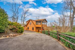 Gallery image of OVER THE MOUNTAIN - Smoky Mountain View Cabin in Sevierville