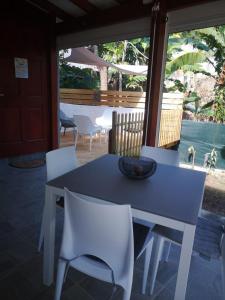 a blue table and white chairs on a patio at Ti Coco in Trois-Rivières +15 photos