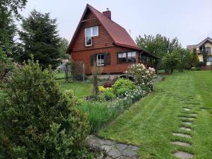 ein Haus mit Garten davor in der Unterkunft Podlas in Żywiec