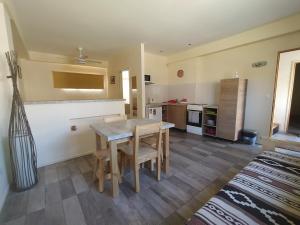 cocina con mesa y sillas en una habitación en Departamentos Lonquimay en Junín de los Andes