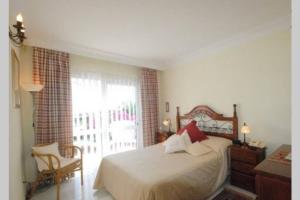 Un dormitorio con una cama y una silla y una ventana. en Villa Isa sea views, en Playa Blanca 70 fotos más