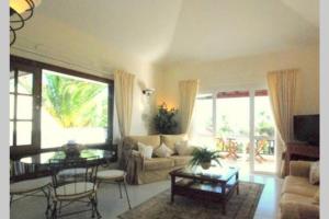 una sala de estar con un sofá y una mesa en Villa Isa sea views, en Playa Blanca