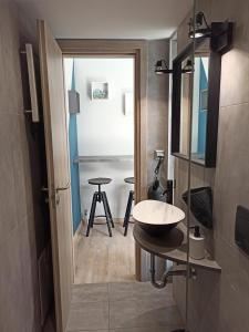 uma pequena casa de banho com um lavatório e uma mesa em Artemis Boutique House em Artemida