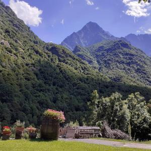 Pemandangan gunung umum atau pemandangan gunung yang diambil dari rumah percutian