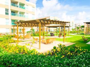 einem Pavillon in einem Park vor einem Gebäude in der Unterkunft Muro Alto Condomínio Clube - Porto de Galinhas in Porto De Galinhas
