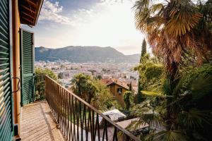 balcone di una casa con vista sulla città di Villa Bertacchi - inside and out Como a Como