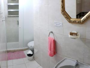y baño con lavabo, aseo y espejo. en LINDO E BARATO, AV COPACABANA 1032, en Río de Janeiro