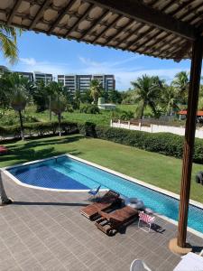 - une piscine avec 2 chaises longues et un complexe dans l'établissement Casa Branca do Paiva, à Cabo de Santo Agostinho