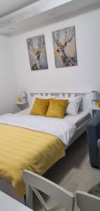 Una cama o camas en una habitación de Apartman Iva