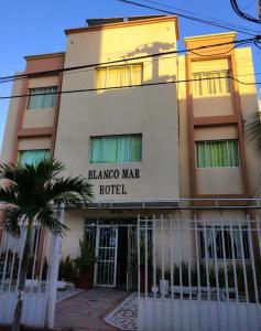 een gebouw met een bord dat blaza mar hotel leest bij Blanco Mar Hotel in Santa Marta