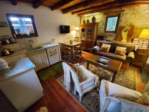 sala de estar con sofá y mesa en El Solei Paraiso en el Montseny en Arbúcies