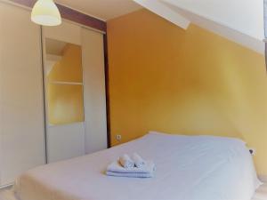 um quarto com uma cama com duas toalhas em Calme & Cosy - Parking privé-Gare em Amboise