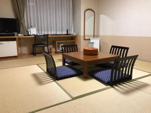 TV a/nebo společenská místnost v ubytování Miyajima Coral Hotel