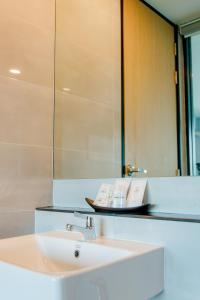Le Lert Hotel Ratchaburi的一间浴室