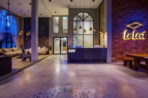Le Lert Hotel Ratchaburi的休息区