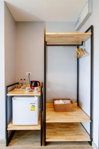 Le Lert Hotel Ratchaburi的厨房或小厨房