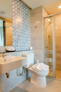 Le Lert Hotel Ratchaburi的一间浴室