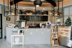 Le Lert Hotel Ratchaburi的咖啡和沏茶工具