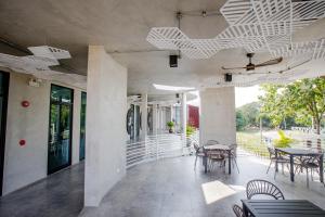 Le Lert Hotel Ratchaburi的阳台或露台