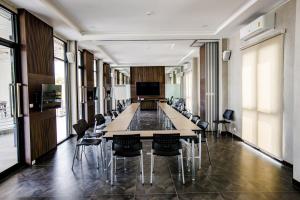 a long conference room with a long table and chairs at Le Lert Hotel Ratchaburi in Ratchaburi