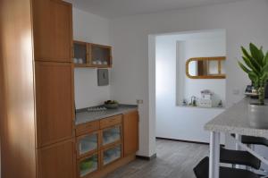 uma cozinha com um grande armário de madeira ao lado de uma mesa em Super zentral und dennoch idyllisch und erholsam em Dreieich