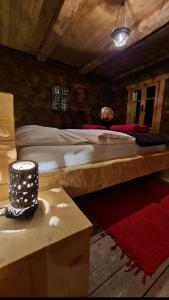 sypialnia z 2 dużymi łóżkami w pokoju w obiekcie Holiday home Margherita w mieście Begovo Razdolje