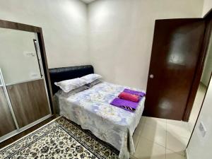 Postel nebo postele na pokoji v ubytování ST2167 Arfa Permata Homestay