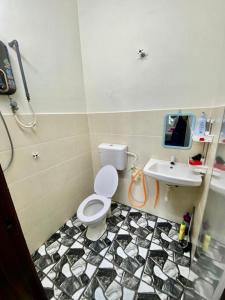 ein Bad mit einem WC und einem Waschbecken in der Unterkunft ST2167 Arfa Permata Homestay in Masjid Tanah