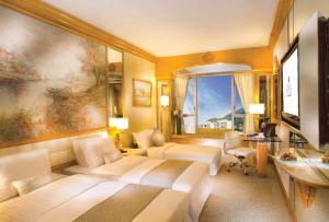 Postel nebo postele na pokoji v ubytování Regal Hongkong Hotel