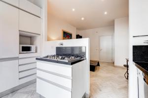 A kitchen or kitchenette at Vatican Andrea's house