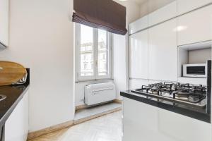 A kitchen or kitchenette at Vatican Andrea's house