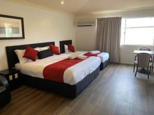 Letto o letti in una camera di Emerald Explorers Inn