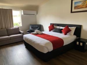 Letto o letti in una camera di Emerald Explorers Inn