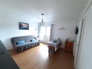 ein Wohnzimmer mit Sofa und Tisch in der Unterkunft Appt T2 & Cabine - Superbe vue - WIFI in Les Angles