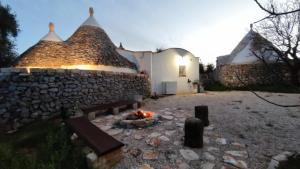 un edificio de piedra con una hoguera delante de él en L'agritrullismo degli Imperiali, en Francavilla Fontana