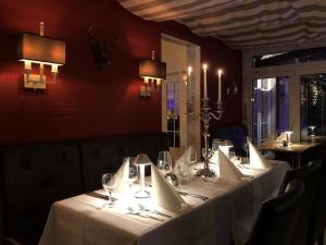 rzędu stołów w restauracji z białą tkaniną w obiekcie Petersen's Landhaus w mieście Scharbeutz