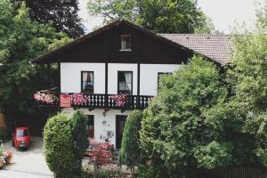 ein weißes und braunes Haus mit einem Balkon in der Unterkunft Gästehaus Schöberl in Füssen