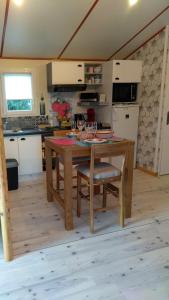 Ảnh trong thư viện ảnh của le haut village Chambre d'hôtes Mobi-Loft cosy sauna ,douche ,chromothérapie ở Arrest +16 ảnh