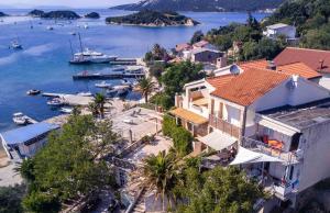 una vista aérea de una casa y un puerto con barcos en Beach Suite Nina, en Rab