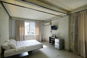 1 dormitorio con cama y ventana en EP1 shophouse en Bangkok