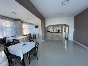 Køkken eller tekøkken på Guest House Zoreni