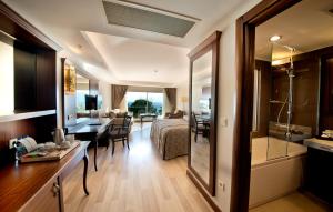 Ein Bett oder Betten in einem Zimmer der Unterkunft Prime Boutique Hotel