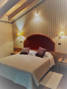 Al Giardino في Fanna: غرفة نوم بسرير كبير عليها وسادتين