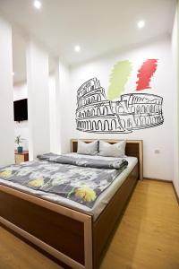 - une chambre avec un lit dans une pièce avec un mur dans l'établissement Babylon Apartments On Soborna, à Rivne