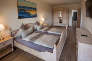 1 dormitorio con 2 camas en una habitación en Ferienwohnung Nordseegrill en Borkum